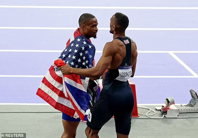 Hudson memberi selamat pada pelari AS Quincy Hall yang telah mengalahkannya di nomor 400m. (Foto: Reuters)