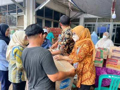 Warga terdampak kebakaran Manggarai mendapatkan bantuan. (Foto: Stephine/Nyata)