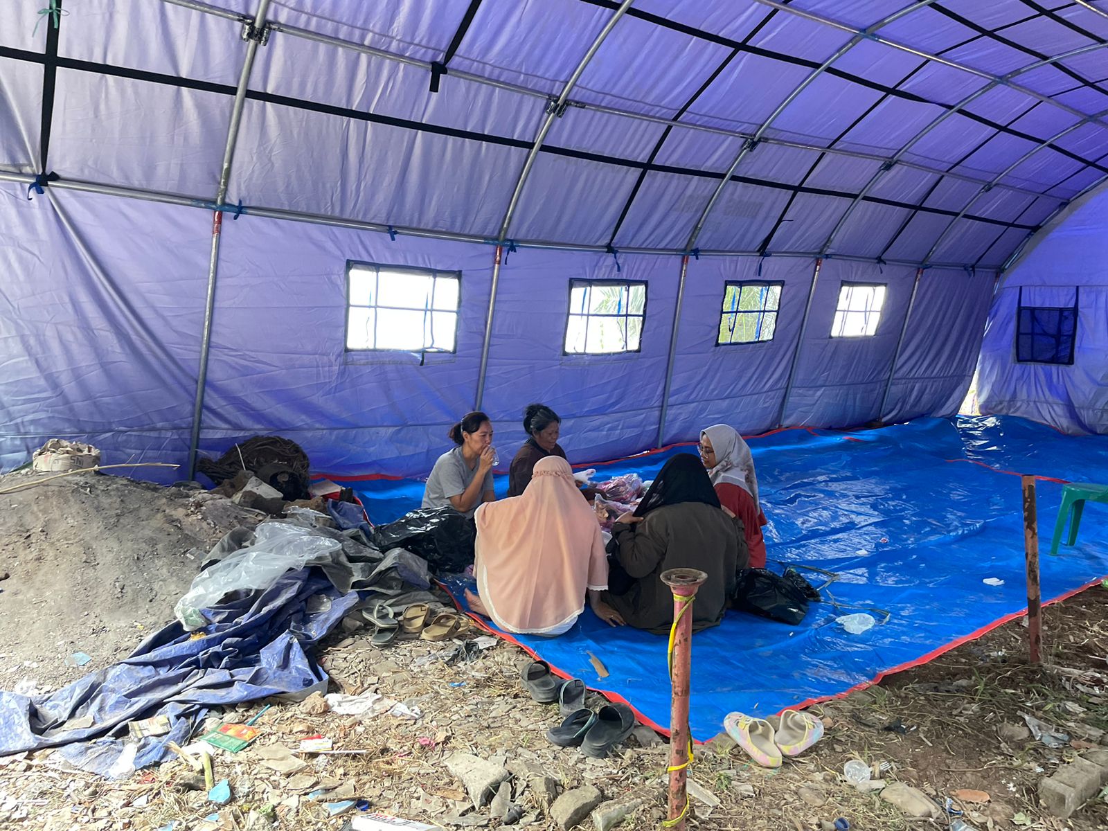 Bantuan tenda sementara untuk pengungsi warga terdampak kebakaran Manggarai. (Foto: Stephine/Nyata)