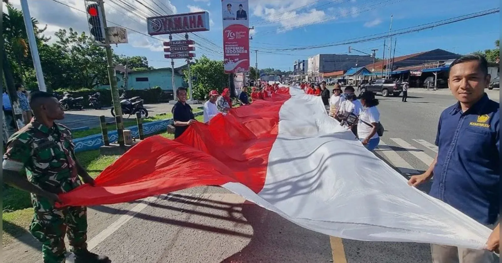 Papua Barat Cetak Rekor MURI, Bentangkan Bendera Merah Putih Terpanjang