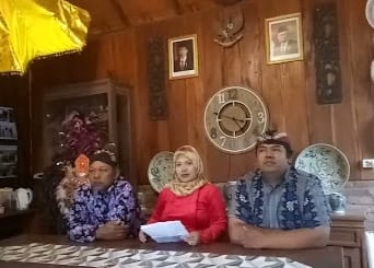 Dukun Putih yang diwakili oleh Dwi Lestari, melayangkan surat somasi pada film 'Thaghut'. (Foto: Agnes/Nyata)