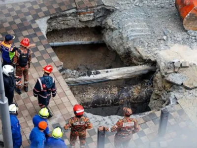 Insiden wanita India terperosok ke dalam lubang trotoar yang amblas di jalanan Kuala Lumpur, Malaysia. (Foto: Dok. Net)