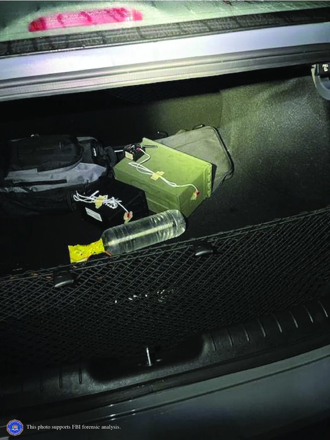FBI merilis gambar penemuan alat ledakan rakitan di dalam mobil Crooks. (Foto: Dok. FBI)