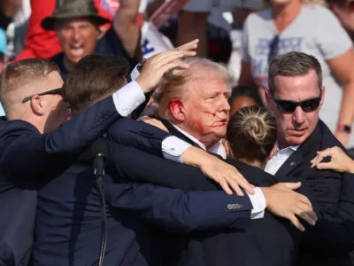 Telinga Donald Trump berdarah terkena tembakan saat insiden percobaan pembunuhan yang dilakukan Thomas Matthew Crooks di Pennsylvania. (Foto: Brendan/Reuters)