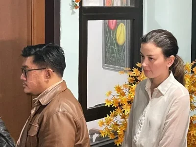 Istri Edward Akbar, Kimberly Ryder tampak memasuki ruang sidang cerai di Pengadilan Agama Jakarta Pusat. (Foto: Stephine/Nyata)