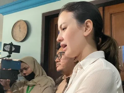 Kimberly Ryder saat keluar dari ruang sidang Pengadilan Agama Jakarta Pusat. (Foto: Stephine/Nyata)