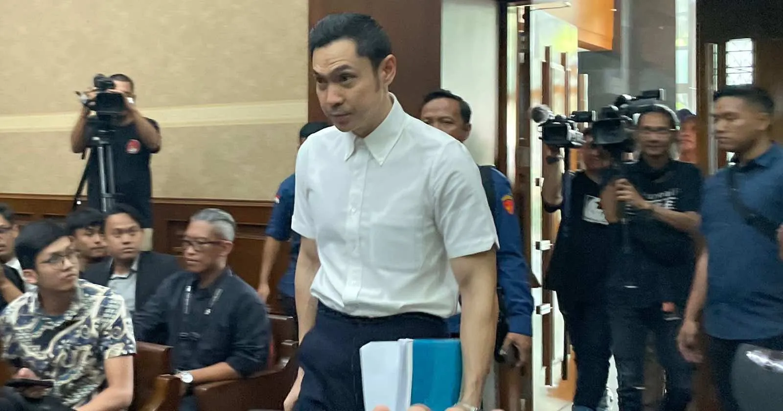 Sebelum Sidang, Harvey Moeis Sempatkan Berdoa dengan Khusyuk