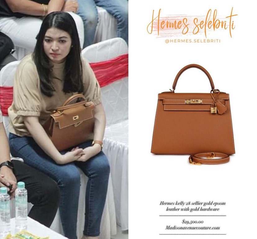 Selvi Ananda menenteng tas seharga Rp457 jutaan. Foto : Instagram/hermes.selebriti