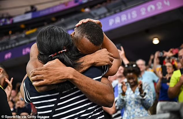 Setelah pertandingan tersebut, Hudson dihibur oleh ibunya Cheryl, yang tampak menyeka air matanya di tribun. (Foto: Sportsfile via Getty Images)