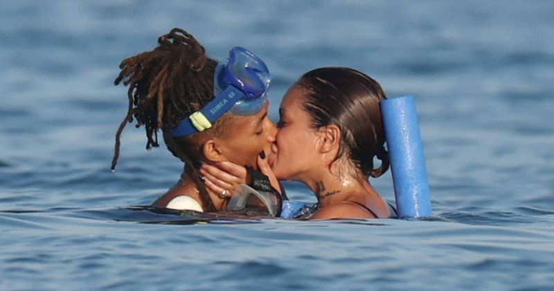 Jaden Smith terlihat bermesraan dengan seorang model yang diketahui bernama Khleopatre, di Ibiza, Spanyol. (Foto: Splash)