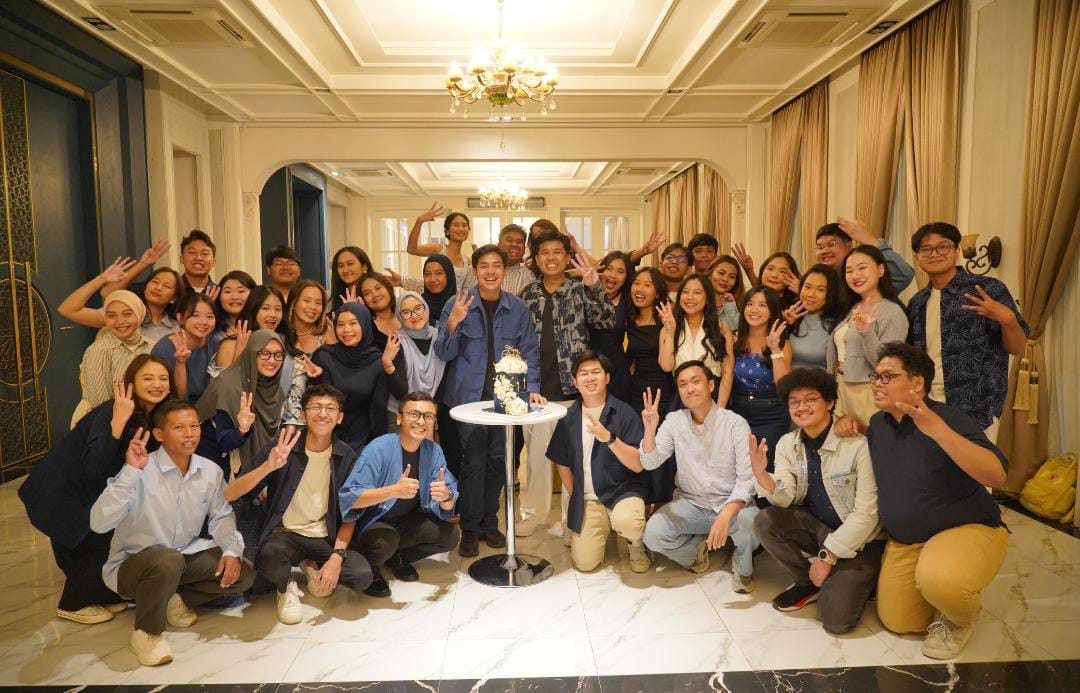 Bersama kakaknya Jehian, Jerome Polin menerbangkan karyawannya ke Thailand dalam rangka perayaan HUT perusahaan ke-3. (Foto: Dok. Pri)