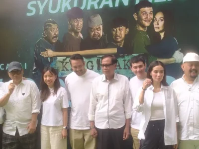 Para pemeran film 'Kang Mak From Pee Mak' mengadakan syukuran. (Foto: Bayu/Nyata)