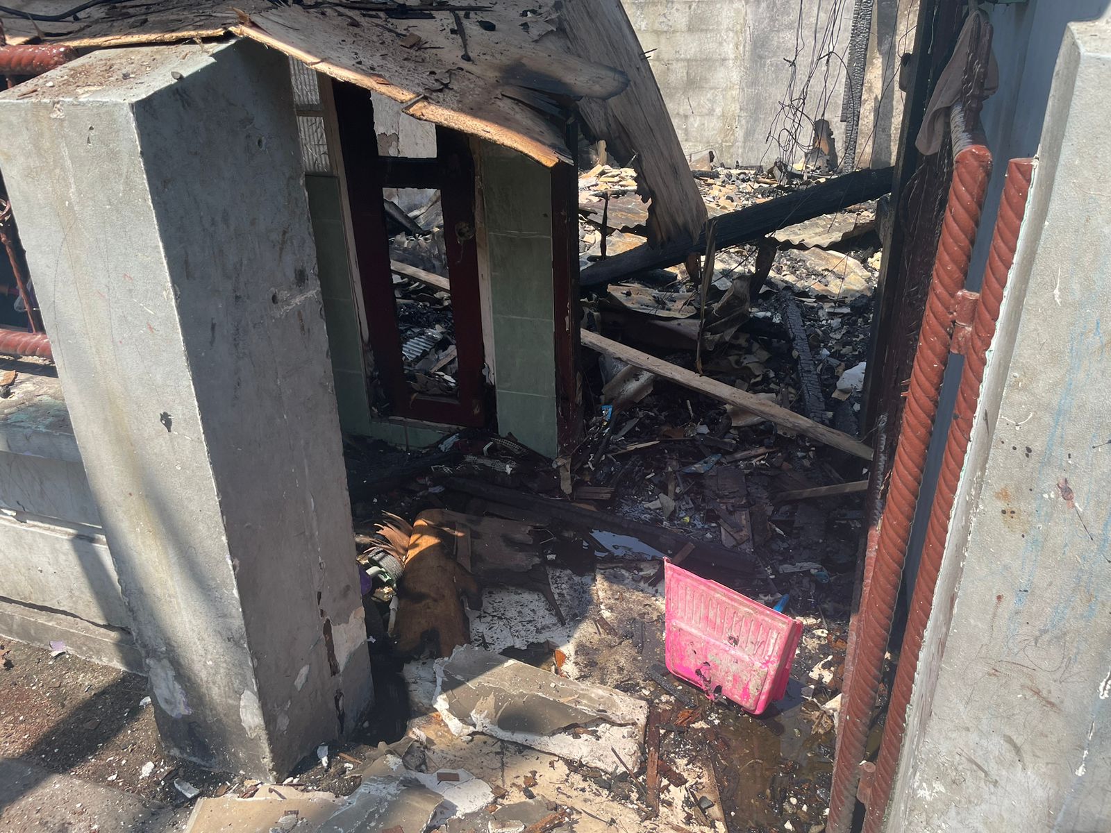 Tinggal puing-puing pasca tragedi kebakaran di Manggarai. (Foto: Stephine/Nyata)