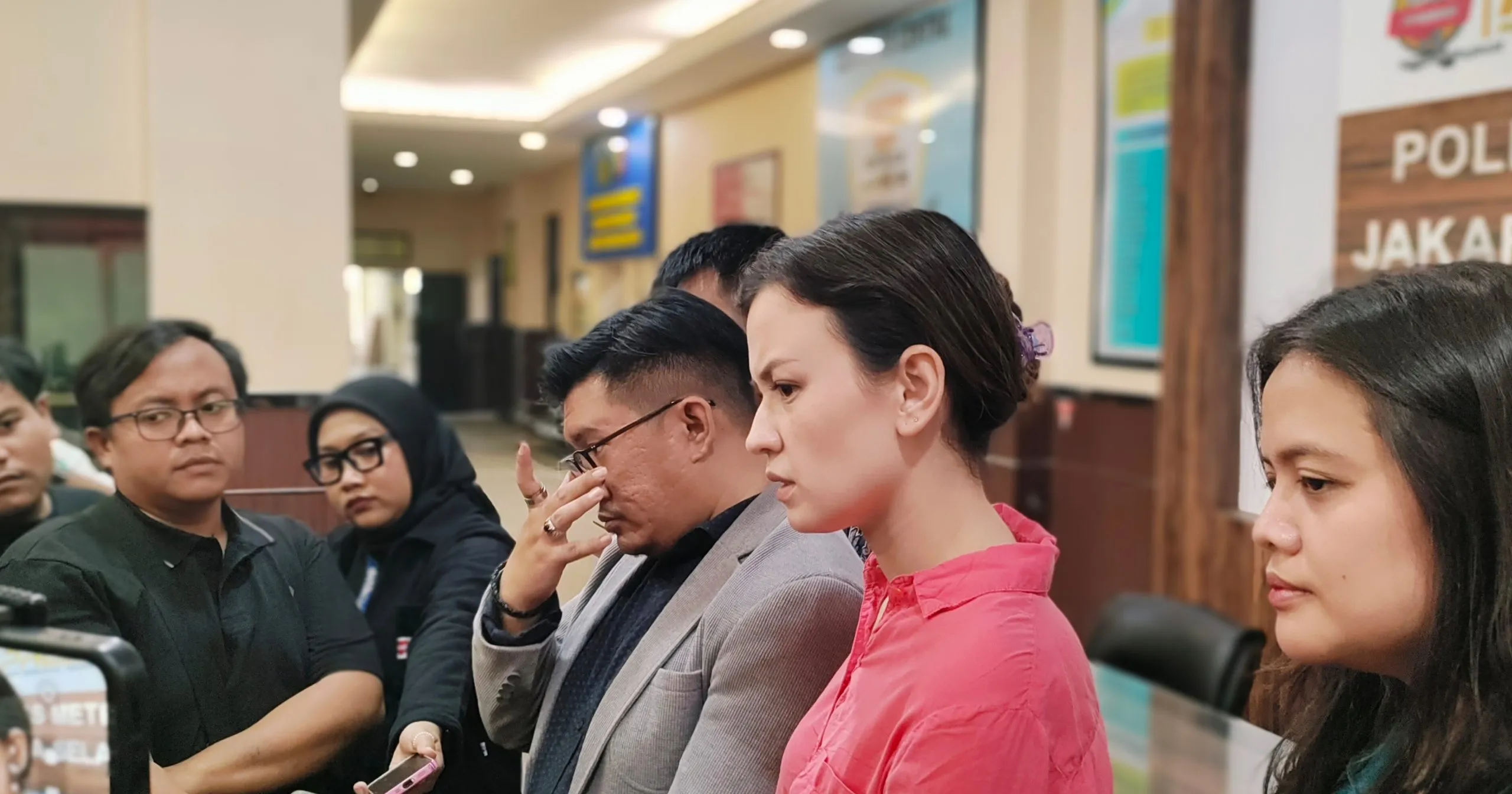 Disebut Mempersulit Edward Akbar untuk Menemui Anak, Kimberly : Sulit Bagaimana