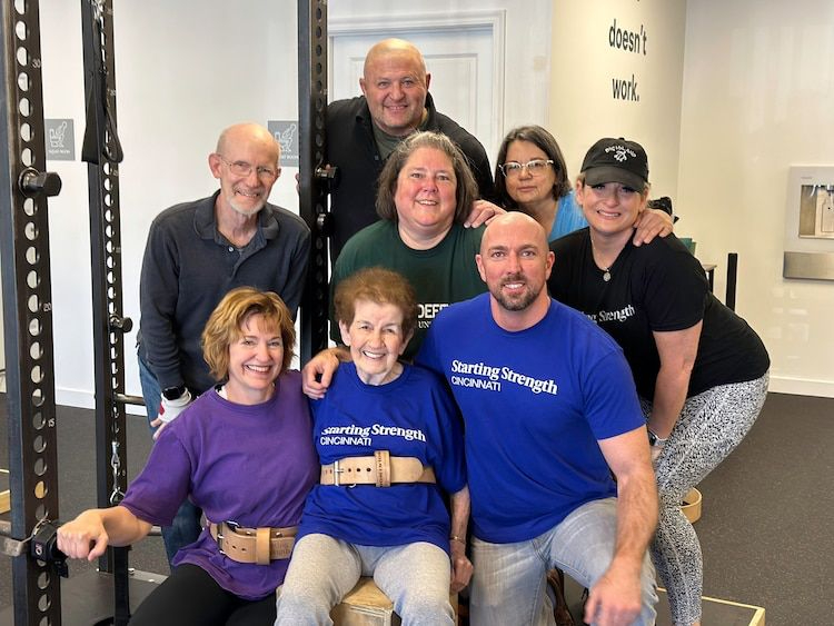 Merce Hershey, nenek 97 tahun di Amerika Serikat, tetap aktif berlatih di Gym. Ia berlatih dua minggu sekali secara rutin. (Foto: Starting Strength Cincinnati/ Luke Schroeder)