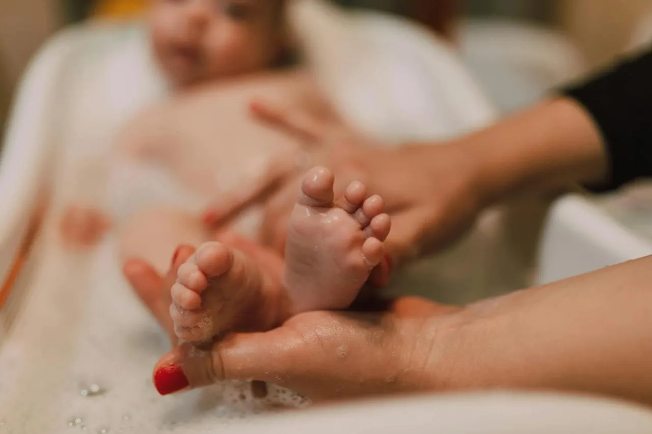 Pentingnya Mandi Untuk Jaga Kesehatan Kulit Bayi