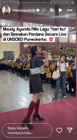 Maudy Ayunda saat menyanyikan lagu terbarunya 'Hari Itu' di Universitas Jenderal Soedirman, Purwokerto, Jawa Tengah. (Foto: Tangkapan layar Instagram Story/maudyayunda)