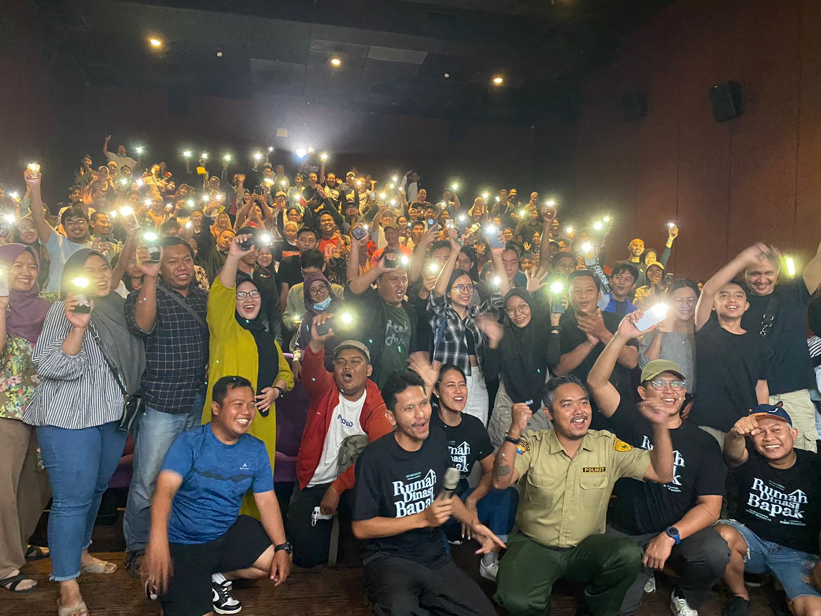 Spesial show film 'Rumah Dinas Bapak' di salah satu mall Surabaya, Minggu (4/8). (Foto: Padnya/Nyata)
