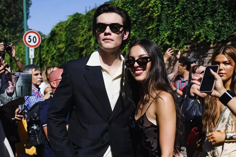 Gaya Couple Olivia Rodrigo-Louis Partridge di Festival Film Venesia