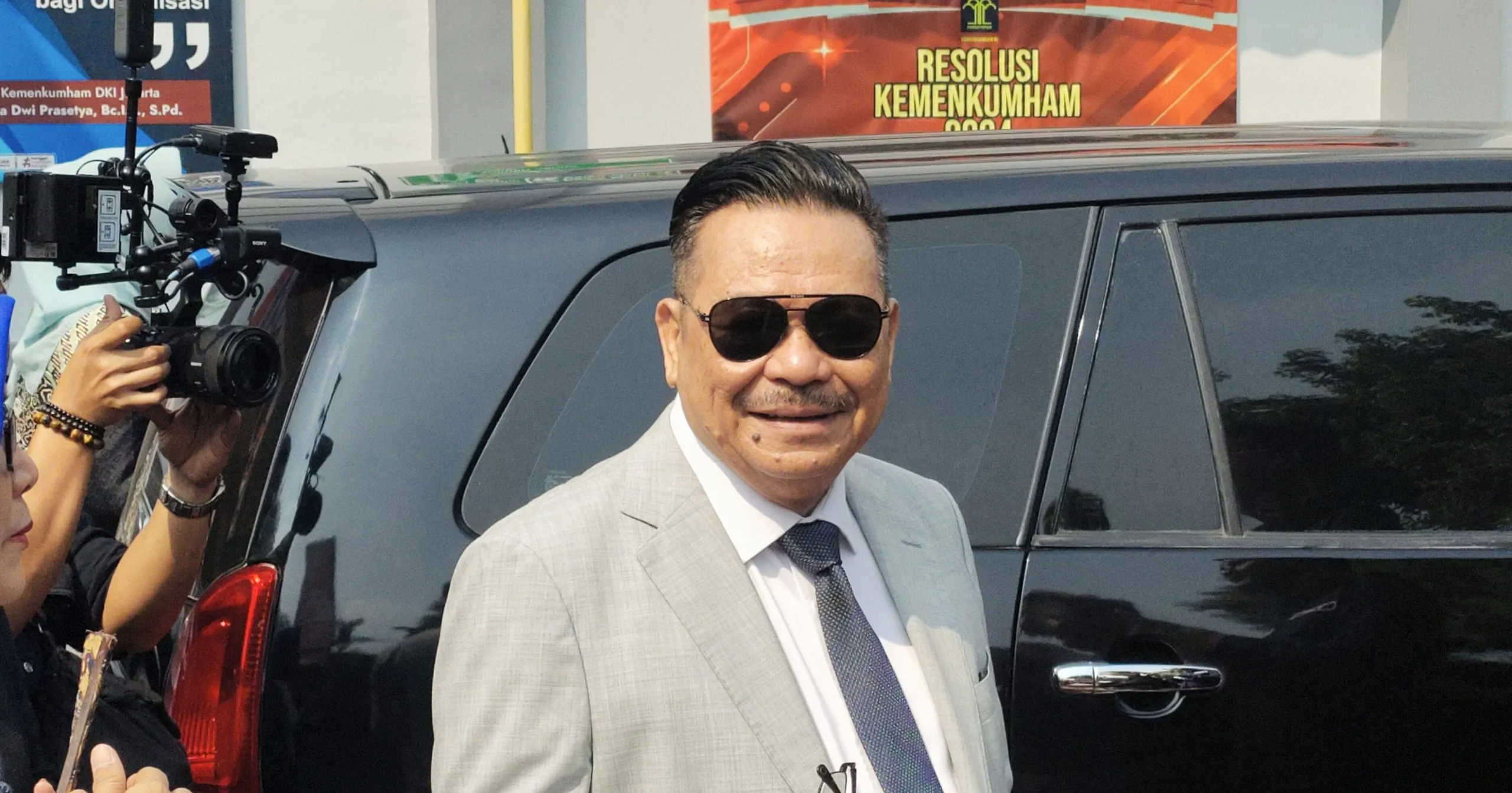 Jessica Wongso Keluar Lapas dengan Bebas Bersyarat, Kenakan Pakaian Putih Lambaikan Tangan ke Awak Media