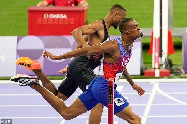 Matthew Hudson-Smith takluk dari pelari AS Quincy Hall di nomor 400 meter Olimpiade Paris 2024 dengan jarak waktu yang sangat tipis, yakni hanya 0,04 detik. (Foto: AP)