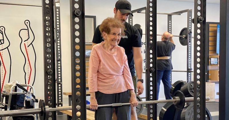 Merce Hershey, nenek 97 tahun di Amerika Serikat, tetap aktif berlatih di Gym. Ia berlatih dua minggu sekali secara rutin. (Foto: Starting Strength Cincinnati/ Luke Schroeder)