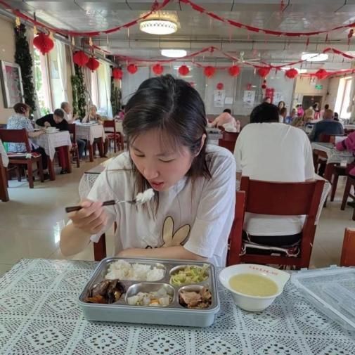 Yang, seorang wanita berusia 38 tahun asal China memutuskan tinggal di panti jompo untuk memperlambat ritme hidup. (Foto: Oddity Central)Seorang wanita berusia 38 tahun asal China memutuskan tinggal di panti jompo untuk memperlambat ritme hidup. (Foto: Oddity Central)