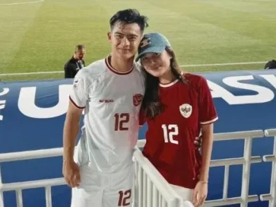 Potret kemesraan Pratama Arhan bersama istri, Azizah Salsha. (Foto: Instagram/pratamaarhan8