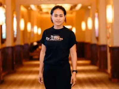 Putri Ayudya tak bisa tahan ketawa selama proses syuting film 'Rumah Dinas Bapak'. (Foto: Dok. Pri)