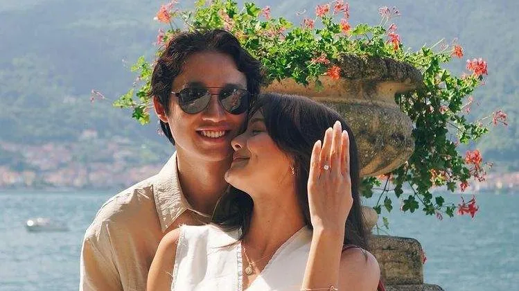 Potret Bahagia Amanda Rawles saat Dilamar Kekasih di Italia