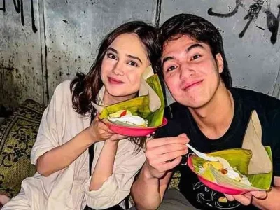 El Rumi dan Syifa Hadju menikmati kuliner nasi liwet. Foto : Instagram/elelrumi