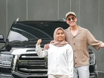 Verrell Bramasta menghadiahi mobil mewah untuk ibu sambung. Foto : Instagram/bramastavrl