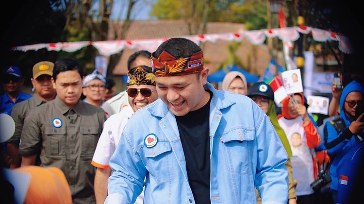 Gilang Dirga mencalonkan diri sebagai Wakil Bupati Kabupaten Bandung Barat. Foto : Instagram/didik.kbb