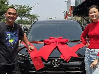 Kimberly Ryder baru saja menerima hadiah satu unit mobil. Foto : Instagram/jhonlbf