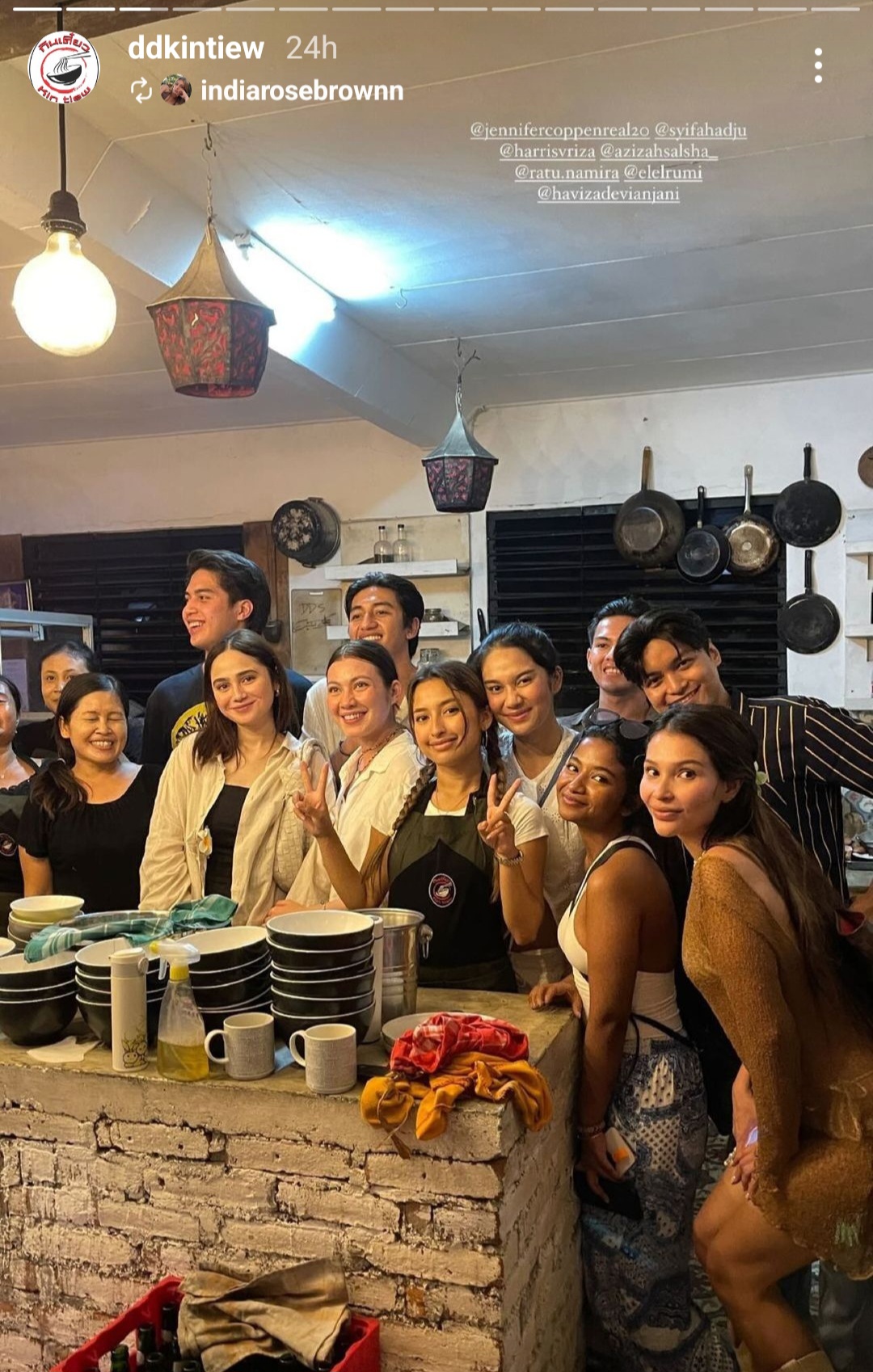Jennifer Coppen bersama dengan para sahabatnya. Foto: Dok. Instagram @ddkintiew