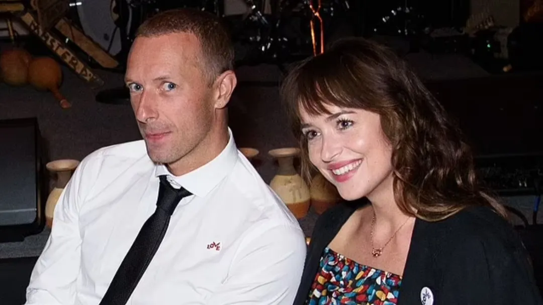 Diisukan Putus dari Chris Martin, Begini Kata Dakota Johnson