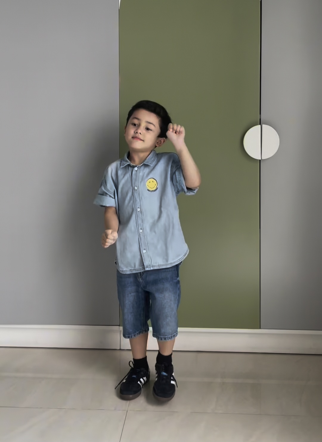 Saka berpose bak model. Foto: Dok. Instagram @andhiikapratama