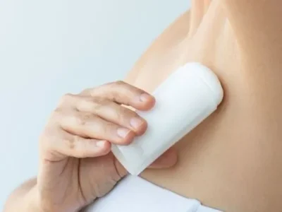 Bau ketiak sering kali membuat orang dewasa menjadi kehilangan rasa percaya diri. Meski begitu, ada beberapa cara untuk mengatasinya. (Foto: First for Women Magazine)
