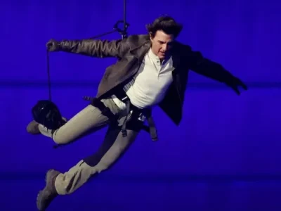 Tom Cruise melakukan pertunjukan aksi dalam upacara penutupan Olimpiade Paris 2024, Minggu (10/8). (Foto: Fabrizio Bensch/ Reuter)