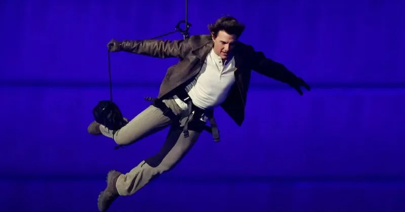 Aksi Tom Cruise, Terjun dari Atap Stadion di Penutupan Olimpiade