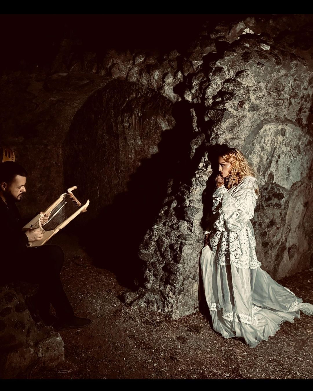 Momen Madonna berada di situs arkeologi Pompeii saat ulang tahun ke-66. (Foto: Instagram/ Madonna)