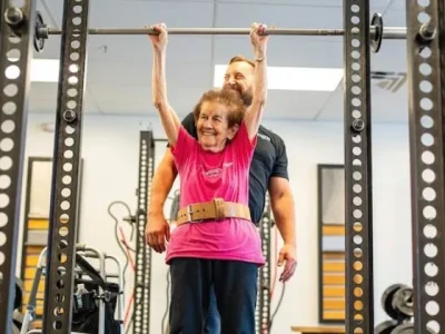 Merce Hershey, nenek 97 tahun di Amerika Serikat, tetap aktif berlatih di Gym. (Foto: Starting Strength Cincinnati/ Luke Schroeder)
