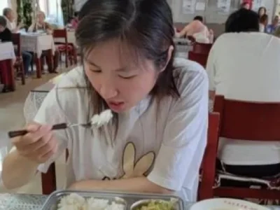 Yang, wanita berusia 38 tahun asal China yang memutuskan tinggal di panti jompo padahal masih muda dan cantik. (Foto: Oddity Central)
