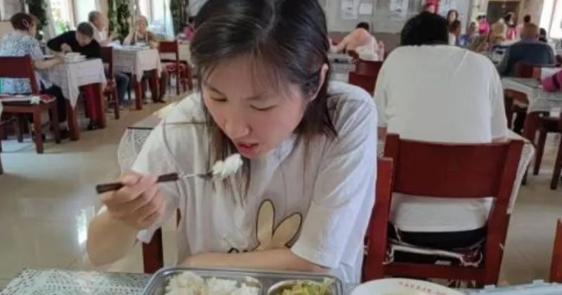Masih Muda dan Cantik, Wanita Ini Pilih Tinggal di Panti Jompo