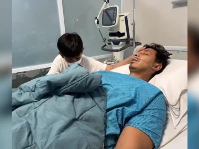 Sonny Septian terbaring di rumah sakit didampingi King Faaz. Foto : Instagram/fairuzarafiq
