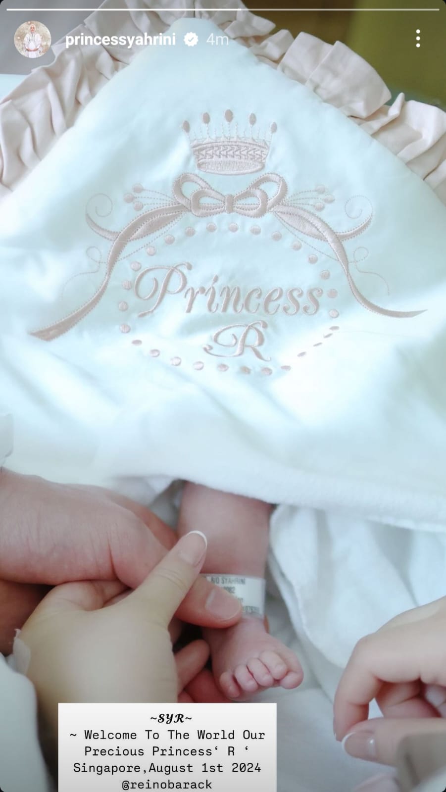 Potret kaki mungil putri pertama Syahrini dengan Reino Barack. Foto: Dok. Instagram @princessyahrini