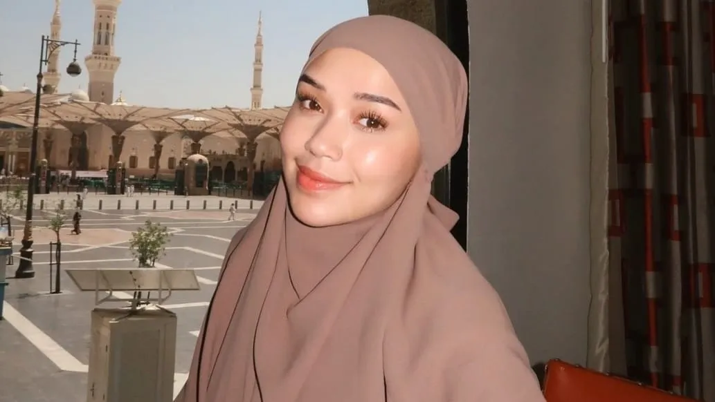 Bawa Rokok Elektrik saat Umrah, Lula Lahfah Dihujat Netizen