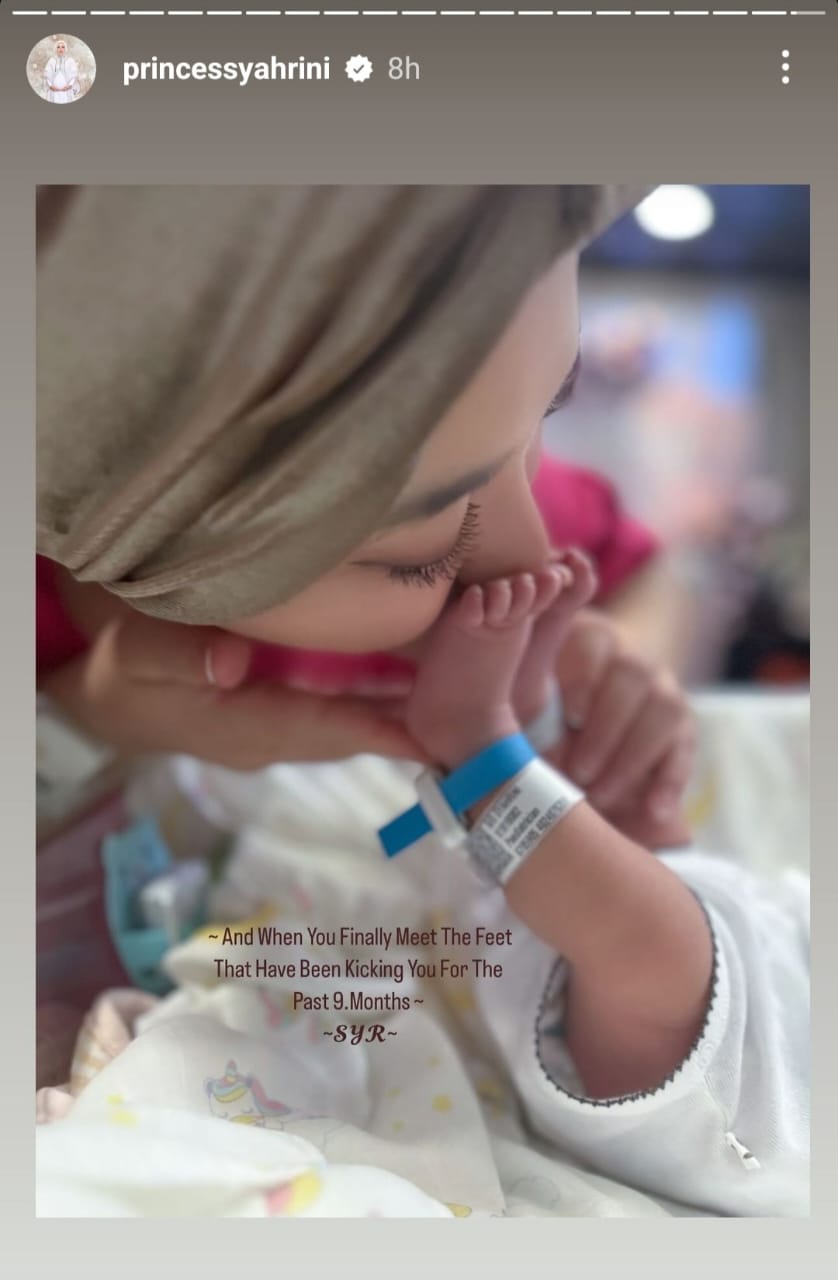 Syahrini mencium kaki putrinya. Foto: Dok. Instagram @princessyahrini