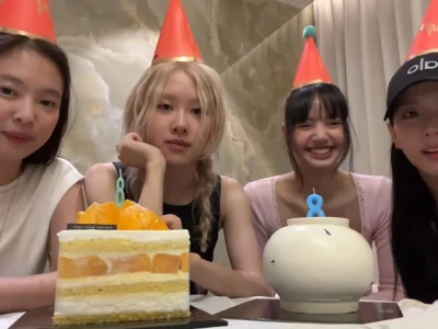 Siaran langsung BLACKPINK saat merayakan anniversary ke-8. Foto: Dok. Weverse