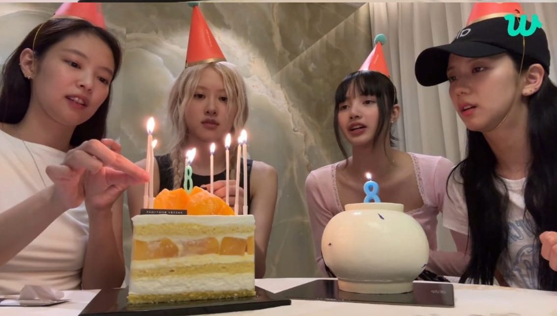 Jennie, Rose, Lisa, dan Jisoo, berkumpul merayakan anniversary ke-8. Foto: Dok. Weverse